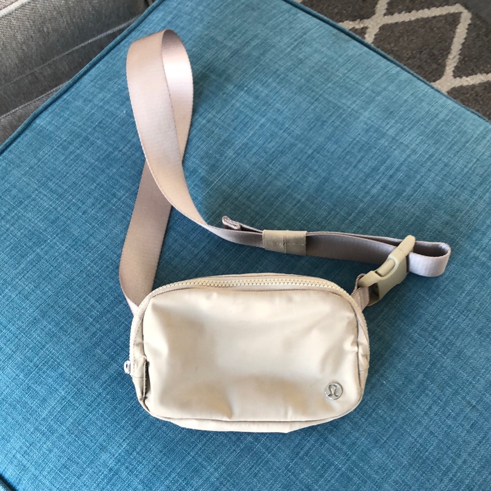 Lululemon Everywhere Belt Bag